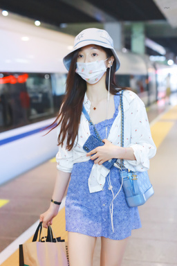 明星私服科普：2019年5月26日，北京高铁，吴宣仪
