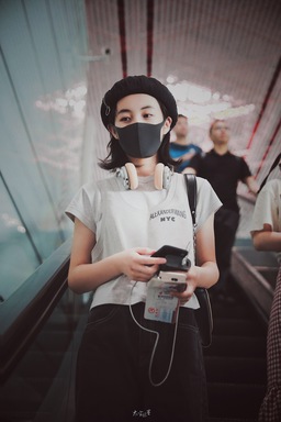 明星私服科普：2019年6月21日，北京机场 ，张子枫