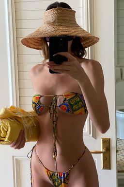 明星私服科普：2020年3月4日，巴哈马群岛度假，Kendall Jenner