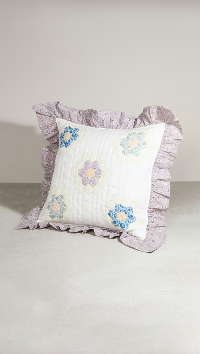 Violette 绗缝拼接枕头展示图