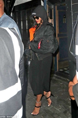 明星私服科普：2018年6月17日，在夜店，Rihanna
