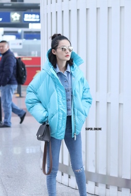 明星私服科普：2018年3月4日，北京首都国际机场，李沁