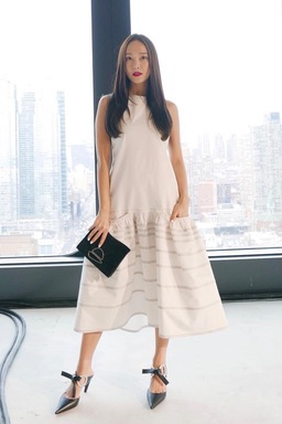 2019年2月13日，纽约时装周造型，郑秀妍