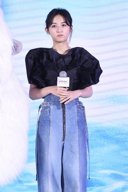 明星私服科普：2019年6月22日，上海新片发布会，张子枫