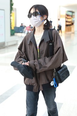 2022年4月26日，张子枫机场私服，张子枫