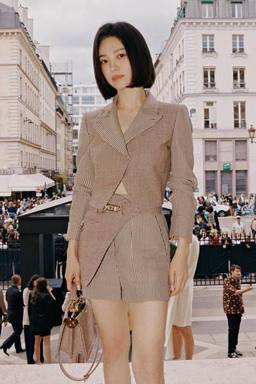 2022年7月8日，巴黎高定时装周Fendi看秀造型，宋慧乔