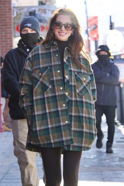 2023年1月21日，圣丹斯电影节外出街拍，Anne Hathaway