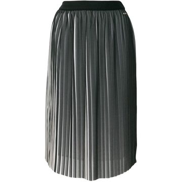 pleated skirt