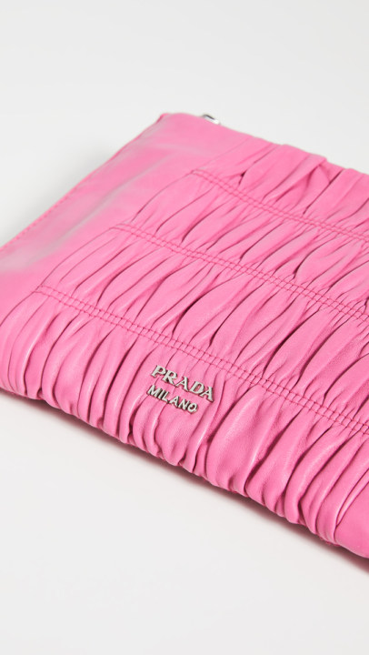 Prada Pink Nappagaufre 手拿包展示图