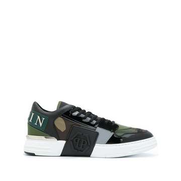 camouflage-print low-top sneakers