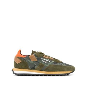 camouflage-print low-top sneakers