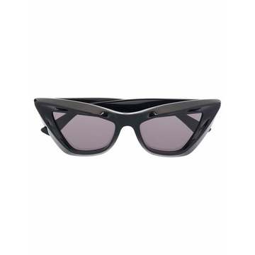 pointed cat-eye frame sunglasses