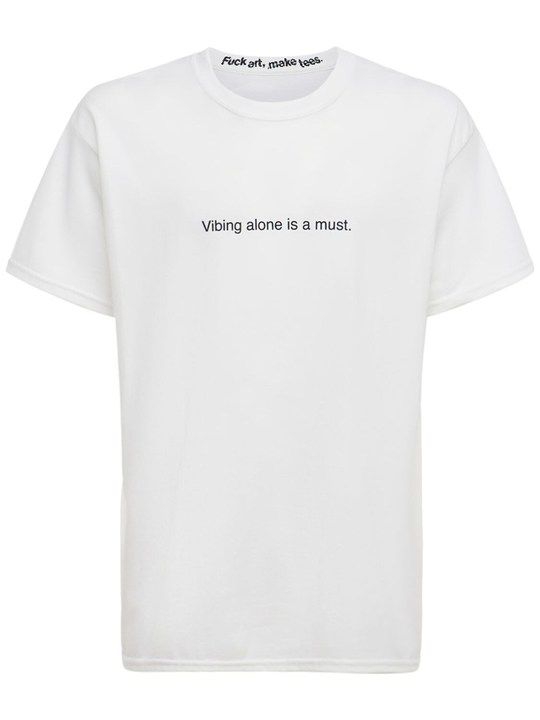 “VIBING ALONE IS A MUST”棉质T恤展示图