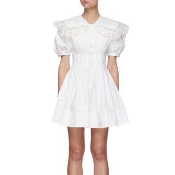 MING MA 这件上衣精选轻薄面料制作，其以蕾丝方领搭配泡泡袖设计带来些许古典气息，裙身下摆颇具褶裥细节，结合简洁的白色调，助你轻松打造甜美风造型。